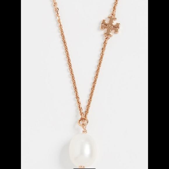 Tory Burch Jewelry - NEW TORY BURCH SHORT PEARL NECKLACE